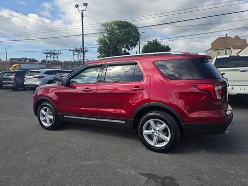 Used 2017 Ford Explorer XLT w/ Equipment Group 202A AWD/4WD image 4