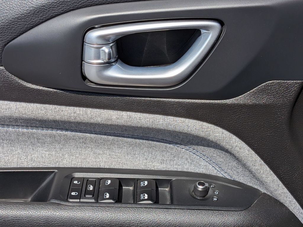 Used 2025 Jeep Compass Latitude w/ Sun & Sound Group AWD/4WD image 13