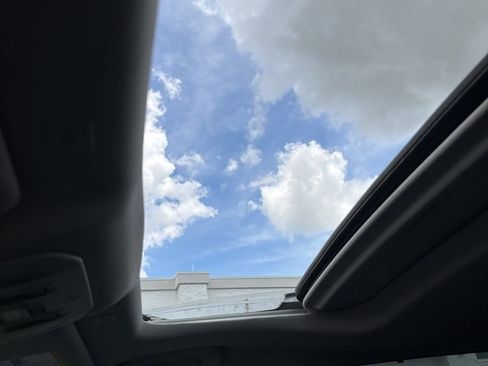 Used 2023 Toyota Highlander XLE image 7