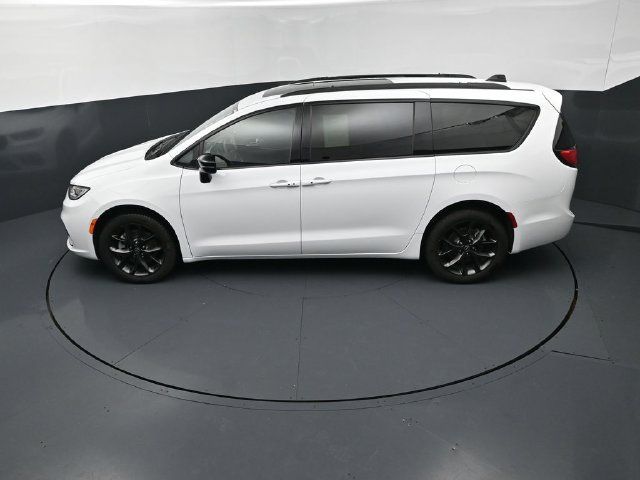 Used 2026 Chrysler Pacifica Limited w/ S Appearance Package AWD/4WD image 15