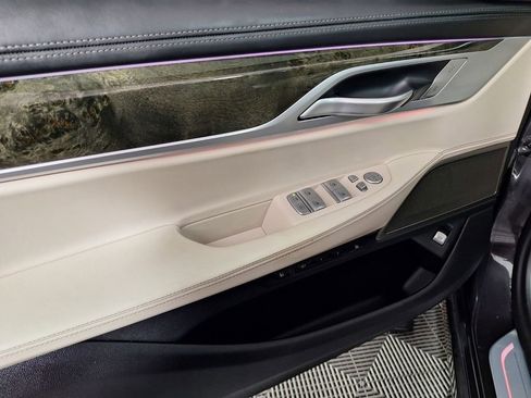 Used 2022 BMW 740i w/ Premium Package RWD image 32