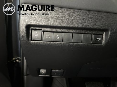 Used 2023 Toyota Venza LE image 13