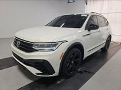 Used 2023 Volkswagen Tiguan SE R-Line FWD image 19