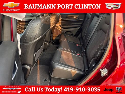 Used 2024 Jeep Grand Cherokee Altitude AWD/4WD image 25