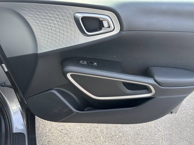 Used 2025 Kia Soul LX w/ LX Technology Package FWD image 18