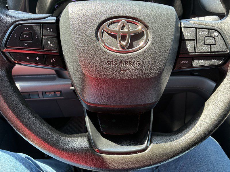 Used 2023 Toyota Sienna LE AWD/4WD image 9