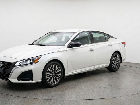 Used 2025 Nissan Altima 2.5 SV FWD image 3