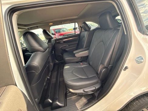Certified 2021 Toyota Highlander Platinum AWD/4WD image 19