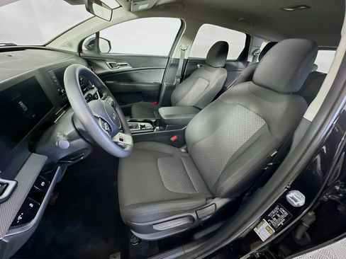 Used 2025 Kia Sportage LX image 13