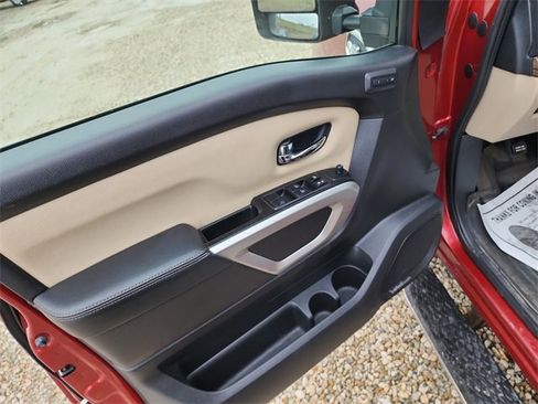 Used 2018 Nissan Titan SL image 16