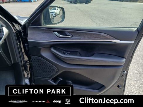 Used 2023 Jeep Grand Cherokee Limited w/ Black Appearance Package image 14