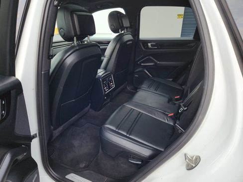 Used 2020 Porsche Cayenne w/ Premium Package Plus AWD/4WD image 19