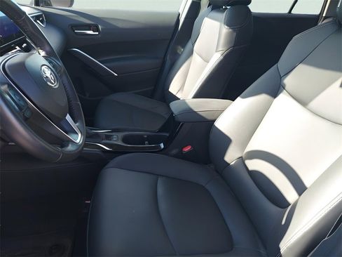 Used 2024 Toyota Corolla Cross XLE image 9