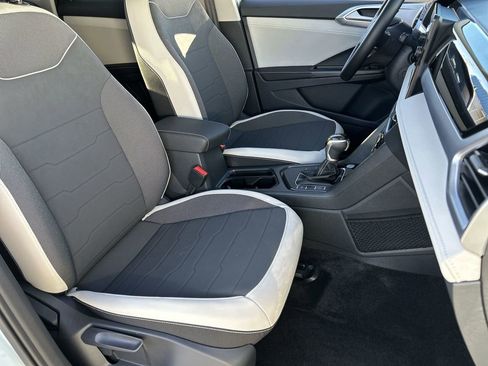 Certified 2025 Volkswagen Taos SE image 8