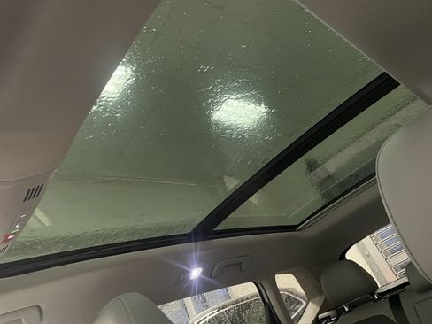 Certified 2022 Volkswagen Taos SE w/ Panoramic Sunroof Package image 12