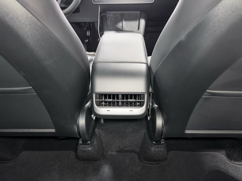 Used 2024 Tesla Model Y Long Range AWD/4WD image 19