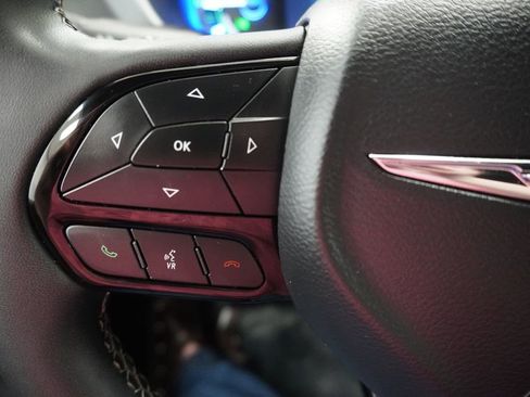 Used 2024 Chrysler Pacifica Select image 49