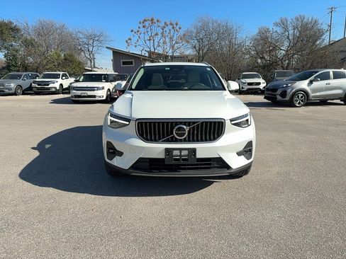 Used 2023 Volvo XC40 B4 Plus image 8