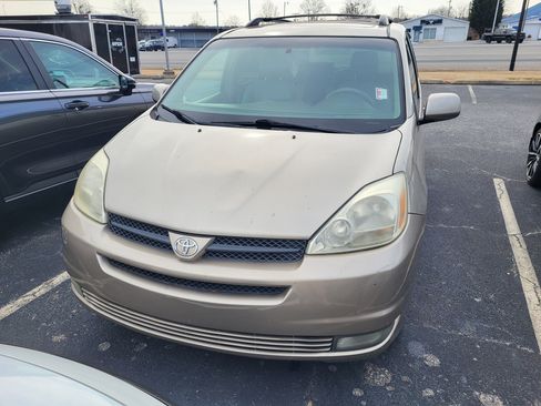Used 2005 Toyota Sienna Mini-van, Passenger image 2