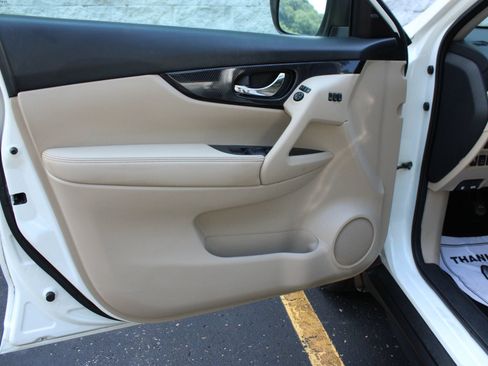 Used 2017 Nissan Rogue Platinum AWD/4WD image 12