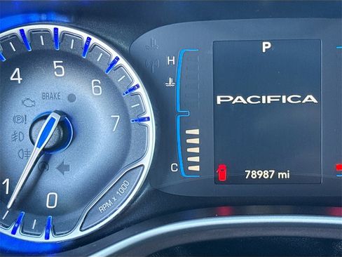 Used 2017 Chrysler Pacifica Touring-L image 13