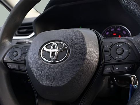 Used 2019 Toyota RAV4 LE AWD/4WD image 20