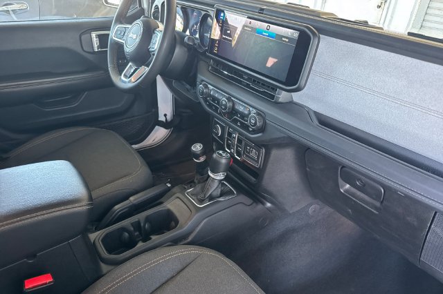 Used 2024 Jeep Wrangler Unlimited Sahara AWD/4WD image 16