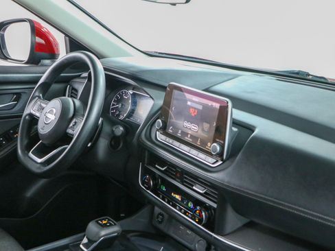 Used 2024 Nissan Rogue SV FWD image 25