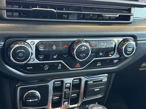 Used 2024 Jeep Wrangler Sahara image 19