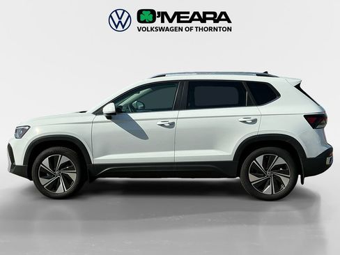 Certified 2025 Volkswagen Taos SE w/ Panoramic Sunroof Package AWD/4WD image 2