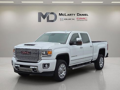 Used 2019 GMC Sierra 2500 Denali w/ Duramax Plus Package AWD/4WD image 2