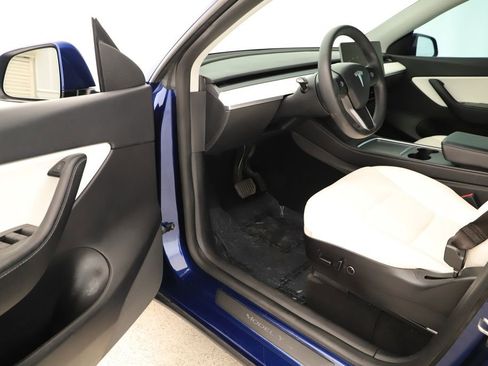 Used 2021 Tesla Model Y Long Range AWD/4WD image 11