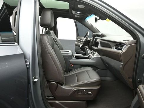 Used 2022 GMC Yukon XL Denali w/ Denali Premium Package image 33