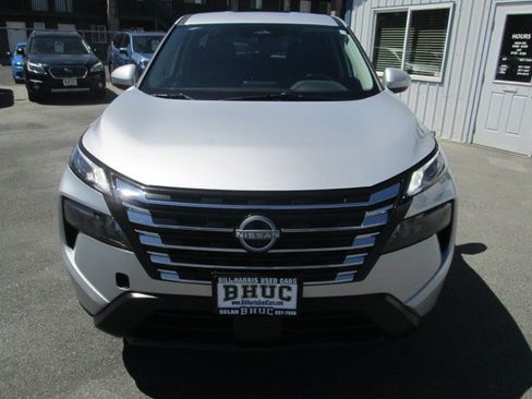 Used 2025 Nissan Rogue SV AWD/4WD image 2