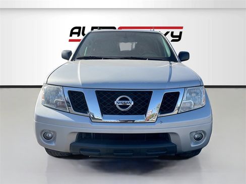 Used 2020 Nissan Frontier SV image 2
