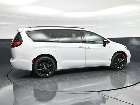 New 2026 Chrysler Pacifica Select w/ S Appearance Package image 10