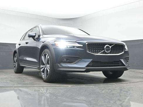 Used 2025 Volvo V60 B5 Cross Country Plus AWD/4WD image 11
