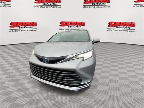Used 2025 Toyota Sienna Limited image 4