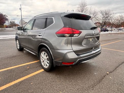 Used 2017 Nissan Rogue SV image 3