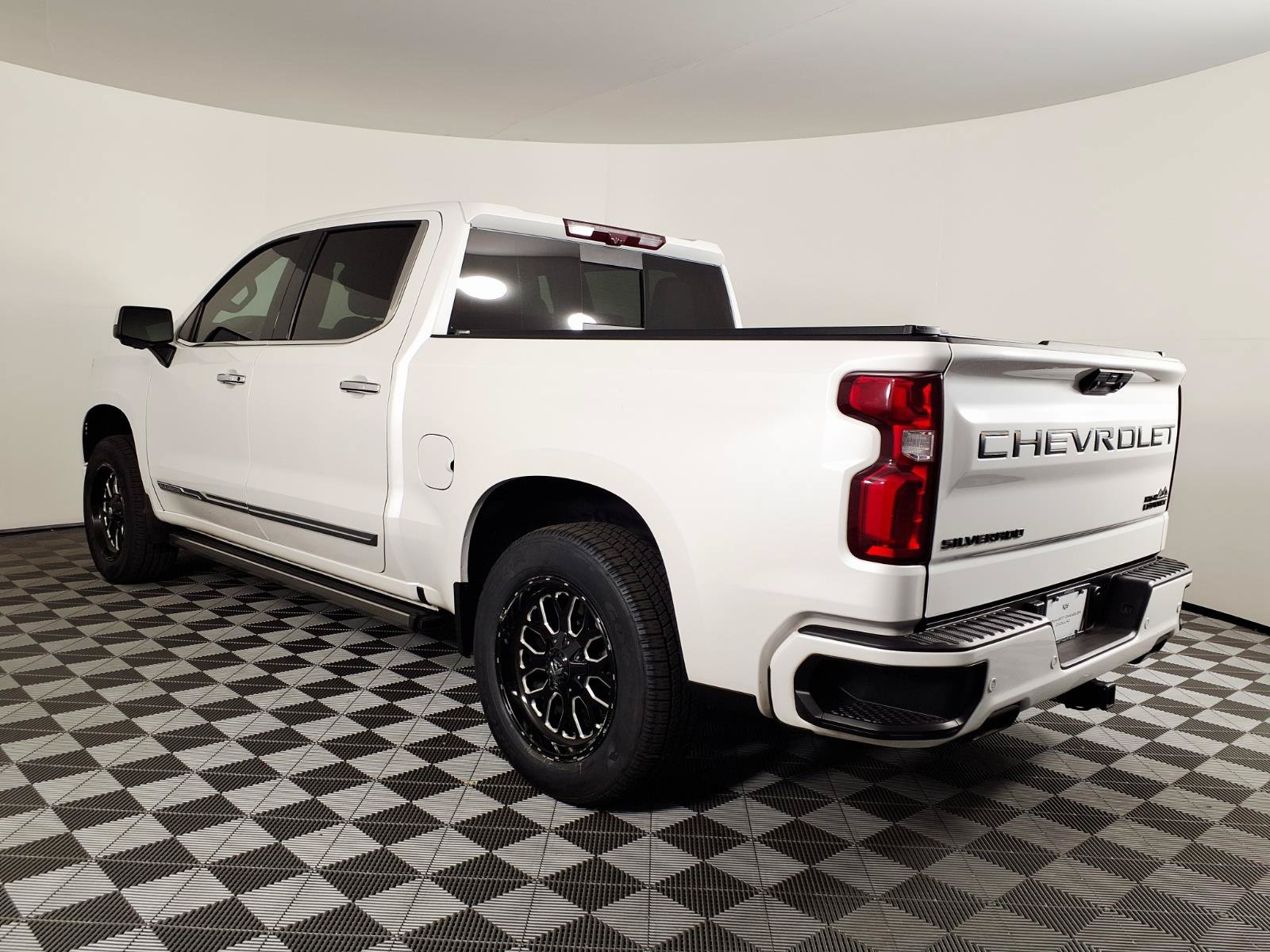 Used 2023 Chevrolet Silverado 1500 High Country w/ High Country Premium Package AWD/4WD image 6
