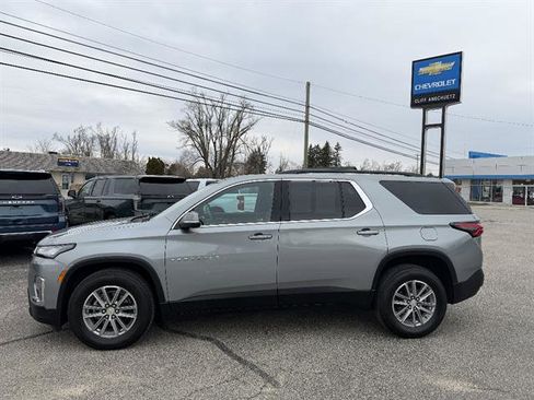 Used 2023 Chevrolet Traverse LT image 3
