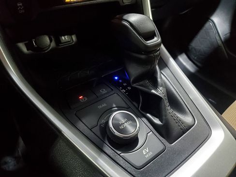 Used 2019 Toyota RAV4 LE AWD/4WD image 16