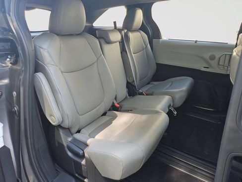 Used 2025 Toyota Sienna XLE FWD image 45