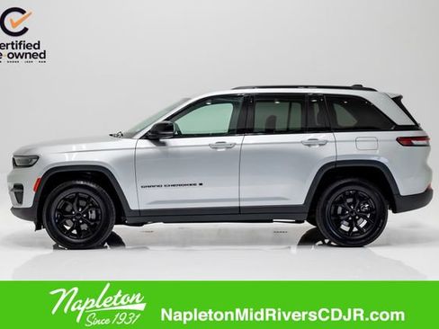 Used 2025 Jeep Grand Cherokee Altitude AWD/4WD image 23