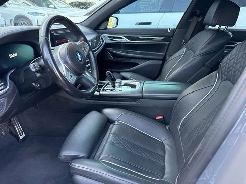 Used 2022 BMW 740i w/ M Sport Package RWD image 7