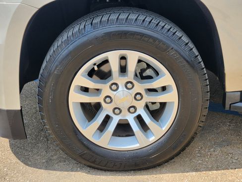 Used 2016 Chevrolet Suburban LT RWD image 30