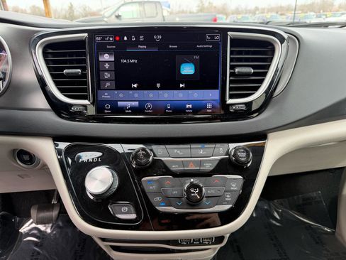 Used 2022 Chrysler Pacifica Touring-L image 29