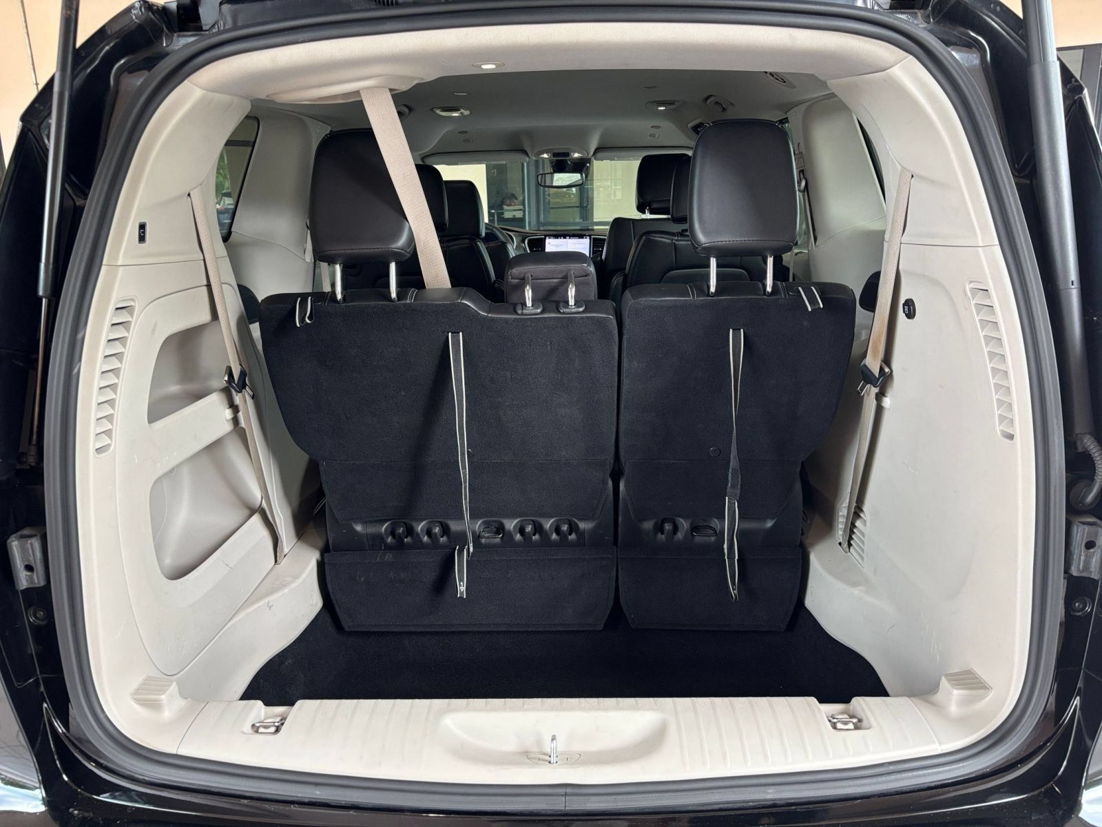 Used 2024 Chrysler Pacifica Touring-L FWD image 32