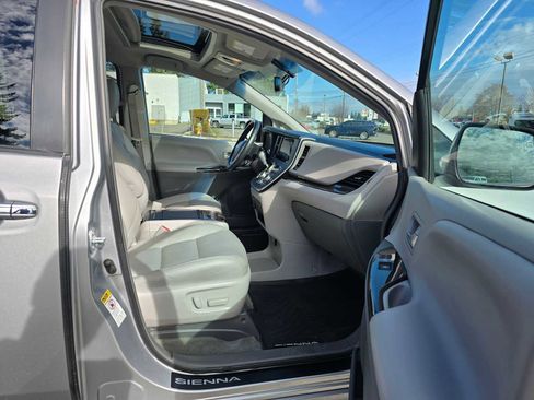 Used 2017 Toyota Sienna XLE image 11