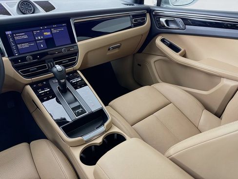 Certified 2025 Porsche Macan AWD/4WD image 26